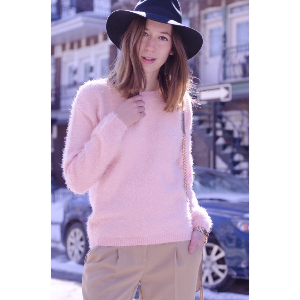 FOREVER 21 FUZZY PINK SWEATER